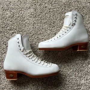 NEW IN BOX Riedell Model 320 Womens
Figure Skate Boots - Size 4